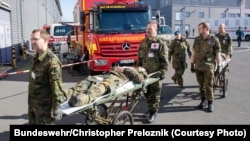 У сценарії навчань берлінський хаб організовує національне управління пацієнтами та їх транспортування у тісній співпраці між медичною службою та цивільними рятувальними організаціями. Німеччина, березень 2026 року