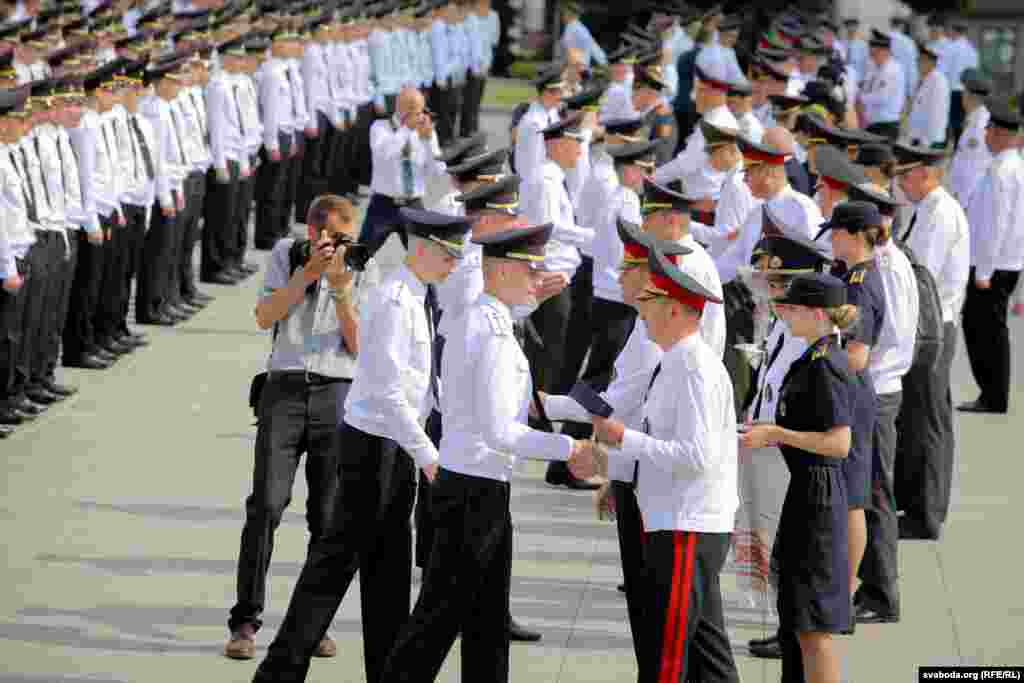 Дыплёмы выпускнікам уручалі і міліцэйскія генэралы