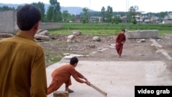 Қираған үйдің орнында крикет ойнап жүрген балалар. Абботабад, 26 сәуір 2012 жыл.