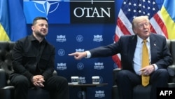 Про це Дональд Трамп (праворуч) заявив, спілкуючись із журналістами спільно з Володимиром Зеленським на саміті НАТО 8 липня