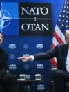 Спілкування президентів України та США Володимира Зеленського й Дональда Трампа на саміті НАТО в Анкарі, 8 липня 2026 року