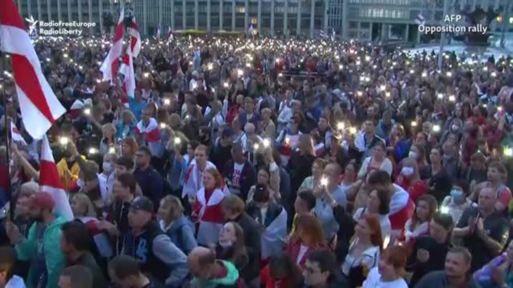 Belarusian Opposition, Government Supporters Hold Rallies In Minsk Amid Postelection Tensions
