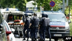 نیروهای پلیس اتریش اطراف محل تیراندازی در گراتس را به محاصره خود در آورده‌اند