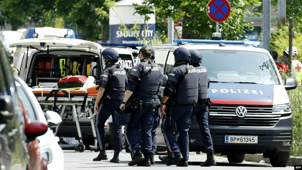 Поліція біля школи в Ґраці, де, за повідомленнями, сталася стрілянина
