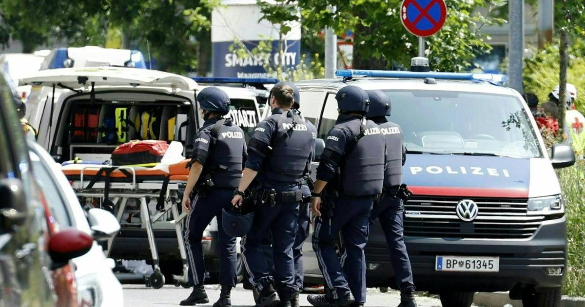 Най-малко 10 души бяха убити при стрелба в училище в