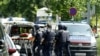 Ходимони полис дар назди мактаби хонандагони синфҳои болоии шаҳри Гратс. 10 июн, Австрия 