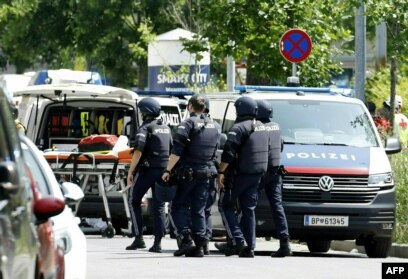 Zyrtarë policorë shihen pranë vendit ku ndodhet shkolla e mesme në Grac.
