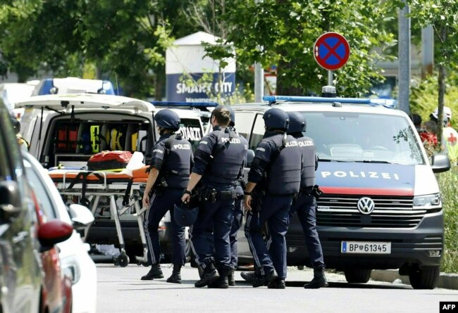 Zyrtarë policorë shihen pranë vendit ku ndodhet shkolla e mesme në Grac.