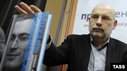 Writer Boris Akunin presents "Mikhail Khodorkovsky: Articles. Dialogues. Interviews" at a book launch in Moscow.