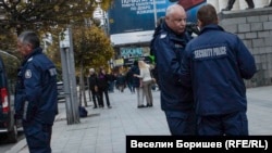 По улиците на София често могат да се видят униформрени полицаи, които видимо са достигнали възрастта за ранно пенсиониране в първа категория труд от 54 години и 2 месеца. Снимката е от протест пред Съдебната палата на 5 ноември 2025 г.