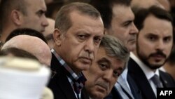 اردوغان (در کنار عبدالله گل، رئیس‌جمهوری پیشین ترکیه) در مراسم تدفین یکی از دوستانش که در جریان کودتا کشته شد