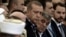 Түркия президенті Режеп Тайып Ердоған (ортада) төңкеріс жасауға талпыныс оқиғасы кезінде қаза тапқан адамдармен қоштасу рәсімінде тұр. Стамбул, 17 шілде 2016 жыл. 