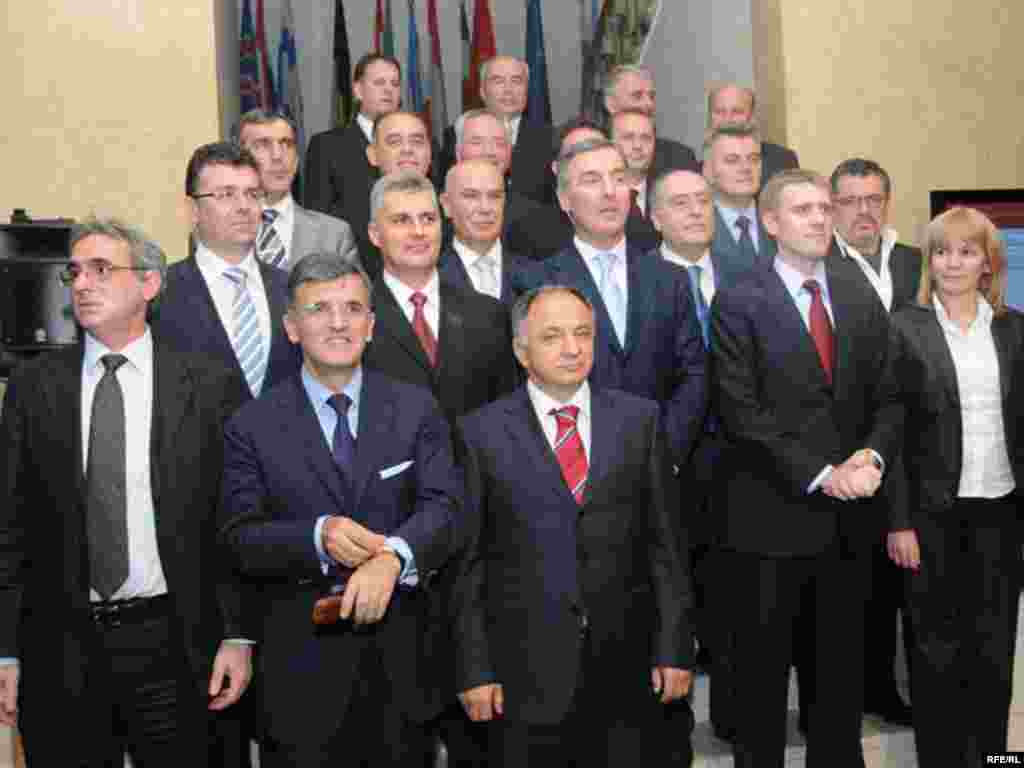 Crna Gora - ...i Nova vlada - -U sastavu nove crnogorske vlade nema velikih promjena, sastoji se od tri potpredsjednika i 17 ministara.