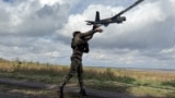 Боєць 59 ошбр імені Якова Гандзюка запускає розвіддрон поблизу Покровська