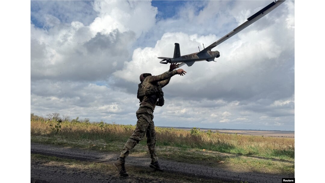 Аққұбалар порно модельдері Киінетін бөлмедегі эротика