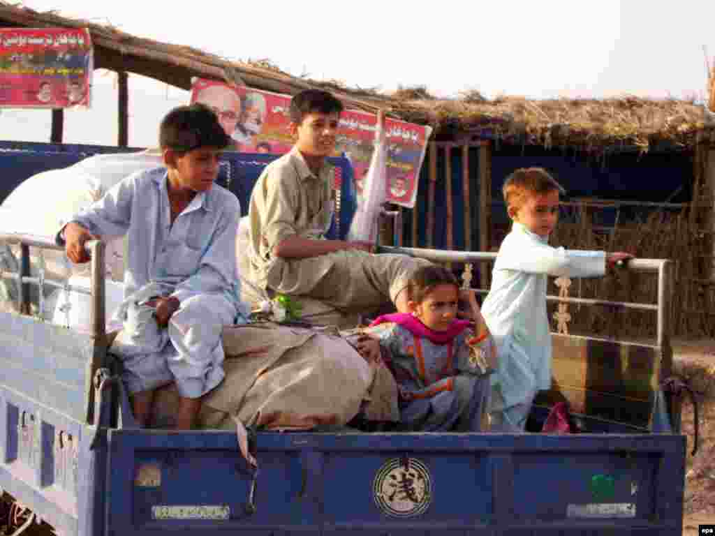 В долину Сват на северо-западе Пакистана сегодня начали возвращаться беженцы, покинувшие этот район в связи с начавшейся в конце апреля армейской операцией против талибов