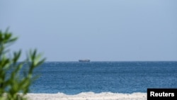 FOTO DE ARHIVĂ: O navă în Strâmtoarea Ormuz, în Oman, 8 aprilie 2026