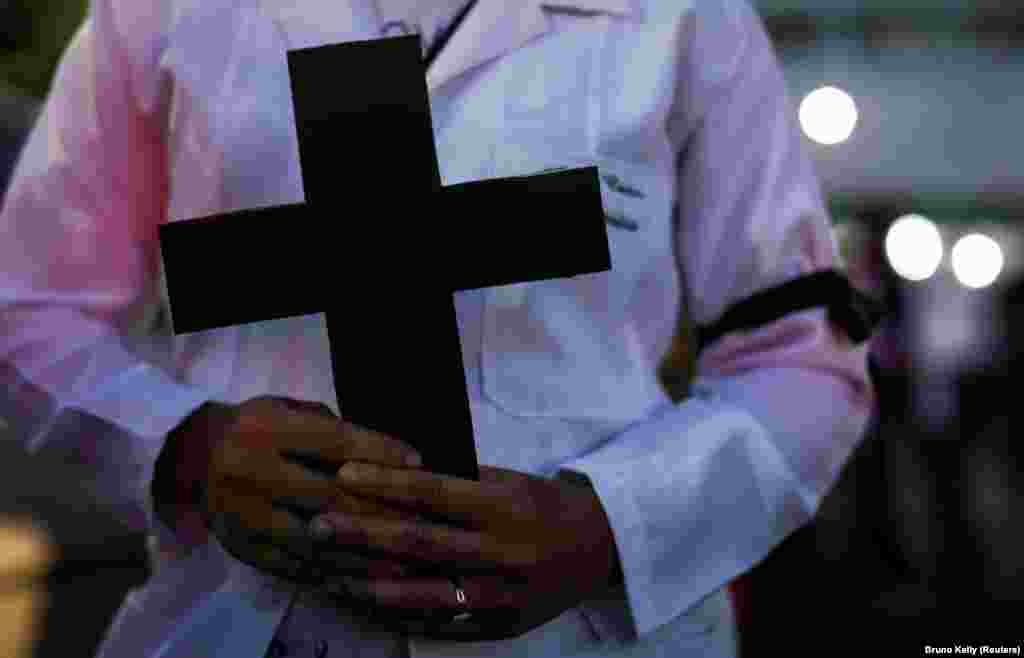 Схожі акції пройшли в кількох містах. На фото &ndash; лікар тримає хрест під час акції пам&#39;яті в Манаусі