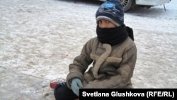 9 жасар мигрант бала Шахрук Арзықұлов қайыр сұрап отыр. Астана, 15 қараша 2012 жыл.