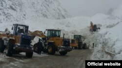 Снежная лавина накрыла одну из ключевых автомагистралей в Таджикистане.