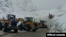 Спецтехника на расчистке завалов после схода снежной лавины в Таджикистане. 19 февраля 2017 года.
