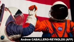 کریستین دیویس، مهندس طراح لباس ویژه فضانوردان و مهندس ارشد برنامه اوریون در کنفرانس خبری در اکتبر ۲۰۱۹؛ برنامه آرتمیس قصد فرستادن نخستین زن، و برای دومین بار مردی، را به ماه دارد