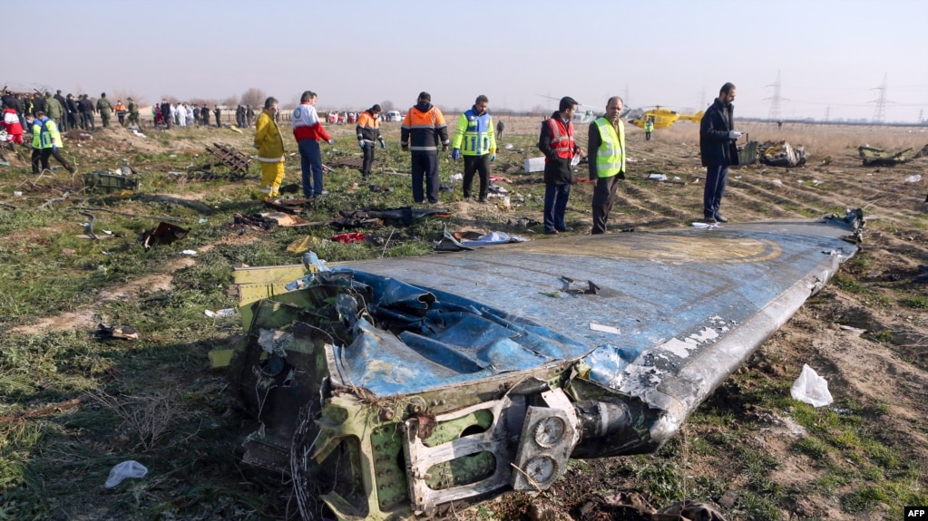 نمایی از لاشه هواپیمای مسافربری اوکراین که ۱۸ دی پارسال بر اثر شلیک موشک‌های سپاه پاسداران سرنگون شد.