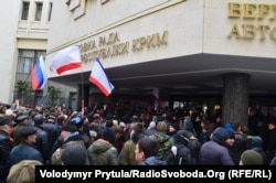 Сутички біля кримського парламенту у лютому 2014 року