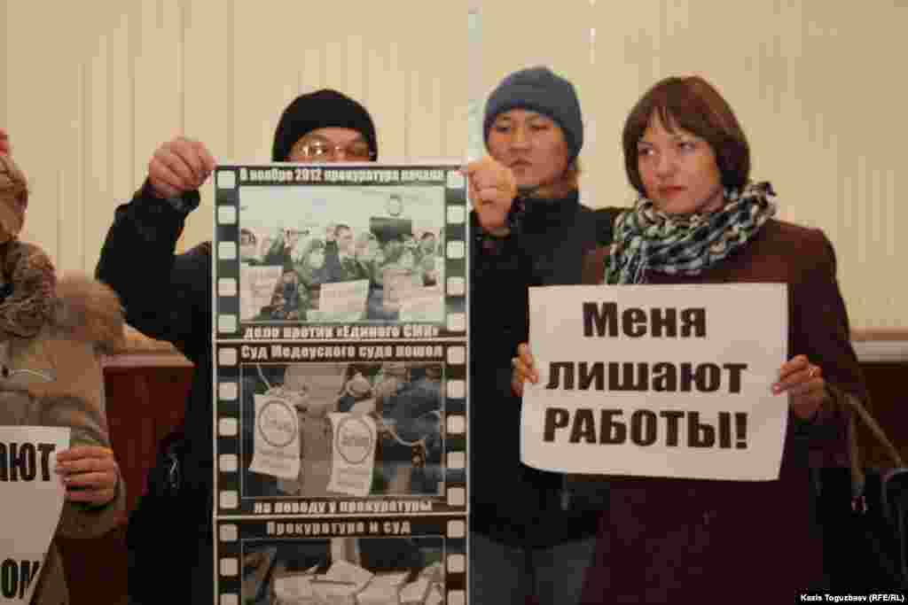 Журналисты газеты &laquo;Голос республики&raquo; держат плакаты, один из них с надписью: "Меня лишают работы". Алматы, 22 февраля 2013 года.