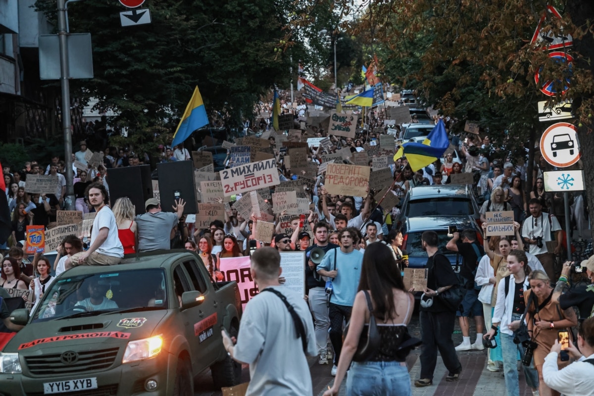 Хода центром Києва та петиція Зеленському: 32-й день протестів проти кадрових рішень в уряді