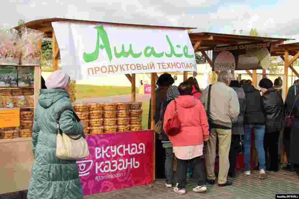 К некоторым прилавкам выстраивалась очередь.