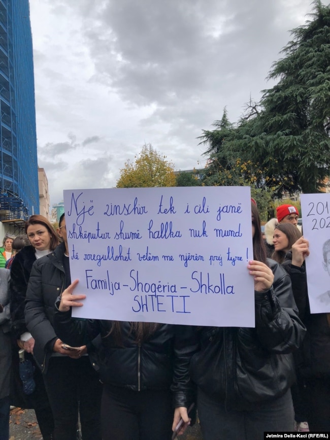 Një pankartë gjatë protestës në Tiranë.