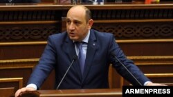 Armenia - Economic Development Minister Suren Karayan speaks in the parliament in Yerevan, 28 February 2018.