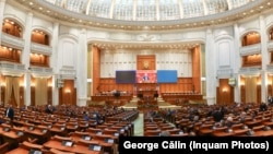 Parlamentul României dezbate astăzi, 15 decembrie, două moțiuni, una de cenzură și una simplă, care vizează executivul condus de Ilie Bolojan.