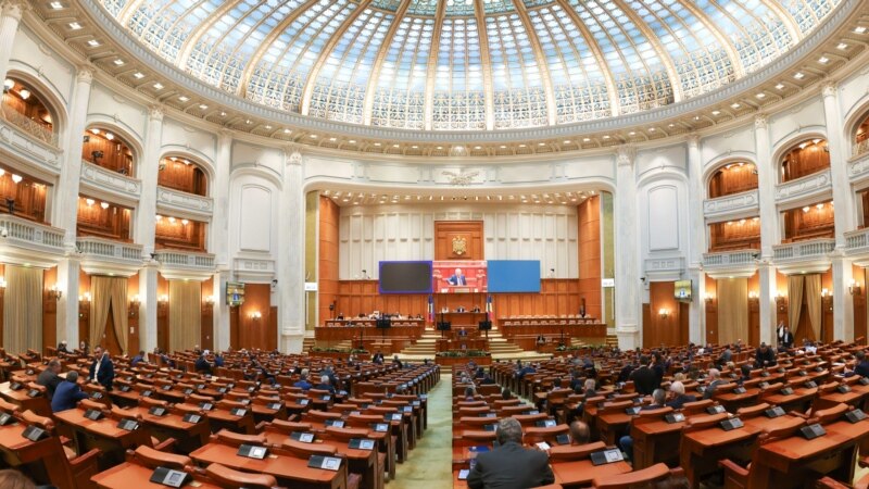 Legea pensiilor private, adoptată de Parlament, însă contestată la CCR de Înalta Curte și partidul AUR