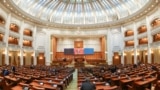 Camera Deputaților a adoptat tacit proiectul de lege care propune ca șefii tuturor Serviciilor secrete să poată avea maxim 2 mandate, de câte 4 ani. Votul final va aparține Senatului.