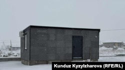 Аида Керимакунова жеңил конструкциядан жасалган, бирок пайдубалы бар бул үйдү 20 жыл иштеп жүрүп алган жерине былтыр салганын айтууда.