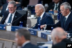 Прем’єр Великобританії Кейр Стармер (ліворуч), президент США Байден, генсек НАТО Столтенбер. Саміт НАТО у Вашингтоні. 10 липня 2024 року