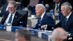 Presidenti amerikan, Joe Biden, së bashku me kryeminsitrin britanik, Keir Starmer, dhe sekretarin e NATO-s, Jens Stoltenberg, gjatë samitit të aleancës më 10 korrik 2024.