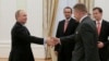Президент РФ Владимир Путин и премьер-министр Словакии Роберт Фицо (слева направо на первом плане) во время встречи в Кремле. Москва, 2 июня 2015 года