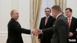 Президент РФ Владимир Путин и премьер-министр Словакии Роберт Фицо (слева направо на первом плане) во время встречи в Кремле. Москва, 2 июня 2015 года
