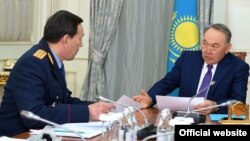Ішкі істер министрі Қалмұханбет Қасымов президент Нұрсұлтан Назарбаевқа есеп беріп отыр. Астана, 19 сәуір 2017 жыл. 
