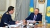 Калмуханбет Касымов (слева) докладывает президенту Казахстана Нурсултану Назарбаеву о ситуации в стране. Астана, 19 апреля 2017 года.