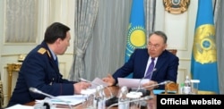 Министр внутренних дел Казахстана Калмуханбет Касымов (слева) докладывает президенту Казахстана Нурсултану Назарбаеву о ситуации в стране. Астана, 19 апреля 2017 года.