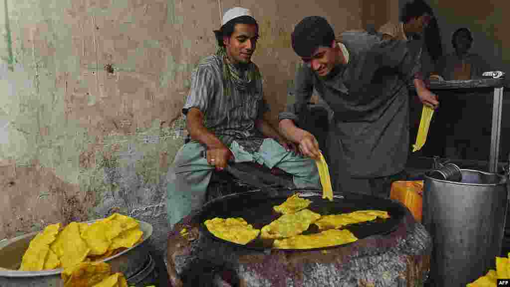 Afganistan - Priprema tradicionalne hrane za vrijeme svetog mjeseca Ramazana, 13. august 2012. Foto: AFP / Aref Karimi 