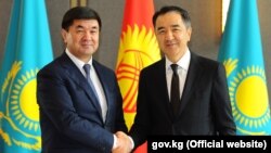 Қырғызстан премьер-министрі Мұхаммедкалый Абылгазиев (сол жақта) пен Қазақстан премьер-министрі Бақытжан Сағынтаев. Астана, 17 тамыз 2018 жыл.