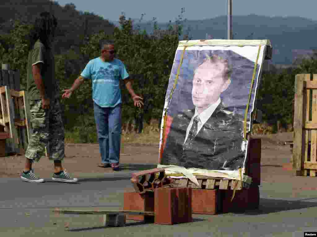 Plakat sa likom ruskog premijera Vladimira Putina na barikadi u Rudarama kod Zvečana, 15. septembar 2011, Foto: REUTERS/Marko Đurica