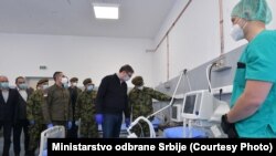 Predsednik Srbije Aleksanda Vučić potpisao je Uredbu kojom je omogućen uvoz lekova izvan "propisanih procedura" (na fotografiji Vučić prilikom obilaska bolnice na Karaburmi u Beogradu, 26. aprila 2020.)