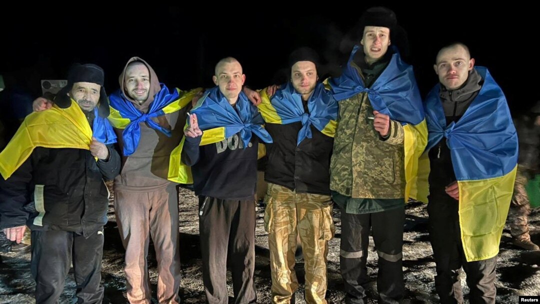 Unii dintre prizonierii ucraineni eliberați miercuri s-au înfășurat în steagul ucrainean. 
