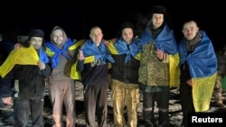 گروهی از اسیران اوکراینی که روز ۱۳ دی در نقطه‌ای نامعلوم از خاک این کشور توسط روسیه آزاد شدند